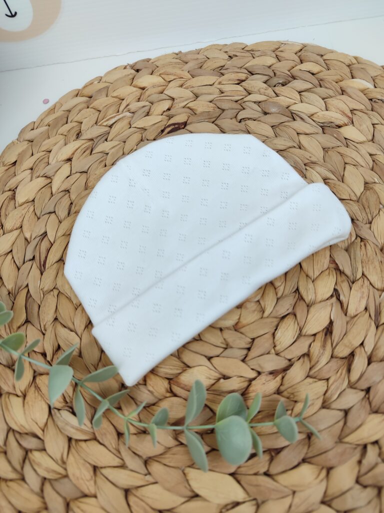 Gorrito calado de algodón