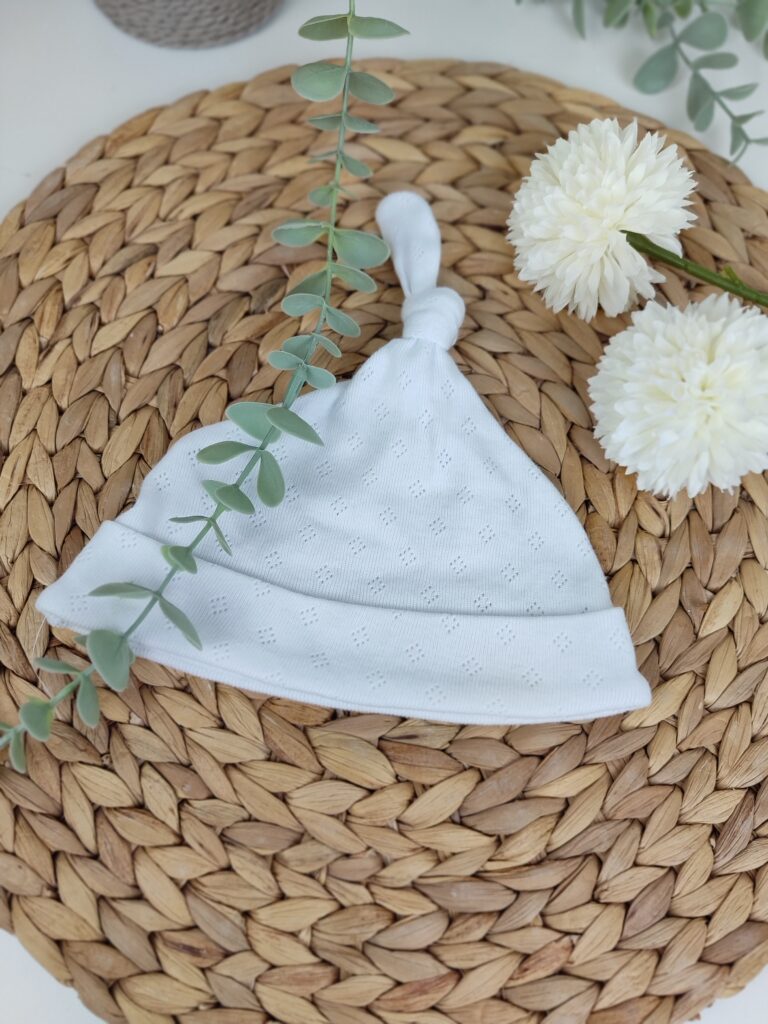 Gorrito calado de algodón nudo